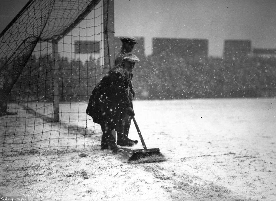 FootballStorie4's tweet image. 14 gennaio 1926
A Craven Cottage un addetto al campo cerca di spazzare via la neve dalla linea di fondo prima del replay del terzo turno di FA Cup tra il #Fulham e l'Everton.