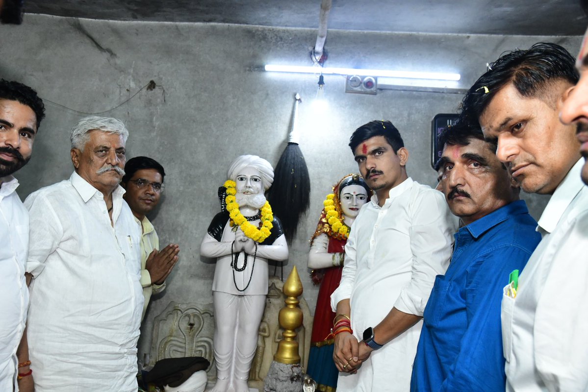 BaytuBalaram's tweet image. भारतीय जनता पार्टी युवा मोर्चा, राजस्थान के प्रदेशाध्यक्ष श्री शंकर जी गोरा के बायतु आगमन पर लोकदेवता सिद्ध श्री खेमाबाबा के दर्शन कर आशीर्वाद प्राप्त किया। इसके पश्चात मारवाड़ी परंपरा अनुसार साफा एवं पट्टू ओढ़ाकर उनका आत्मीय स्वागत एवं सम्मान किया गया।

#BJP #BJYM #Baytu