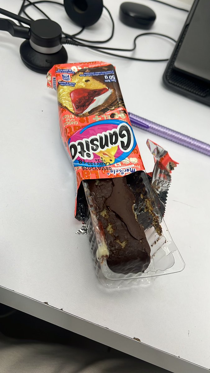AsIntrovertt's tweet image. Hola @MarinelaMX, compré un Gansito y venía en mal estado 😕  
El chocolate derretido y el producto aplastado desde el empaque.  
#Calidad #AtenciónAlClien