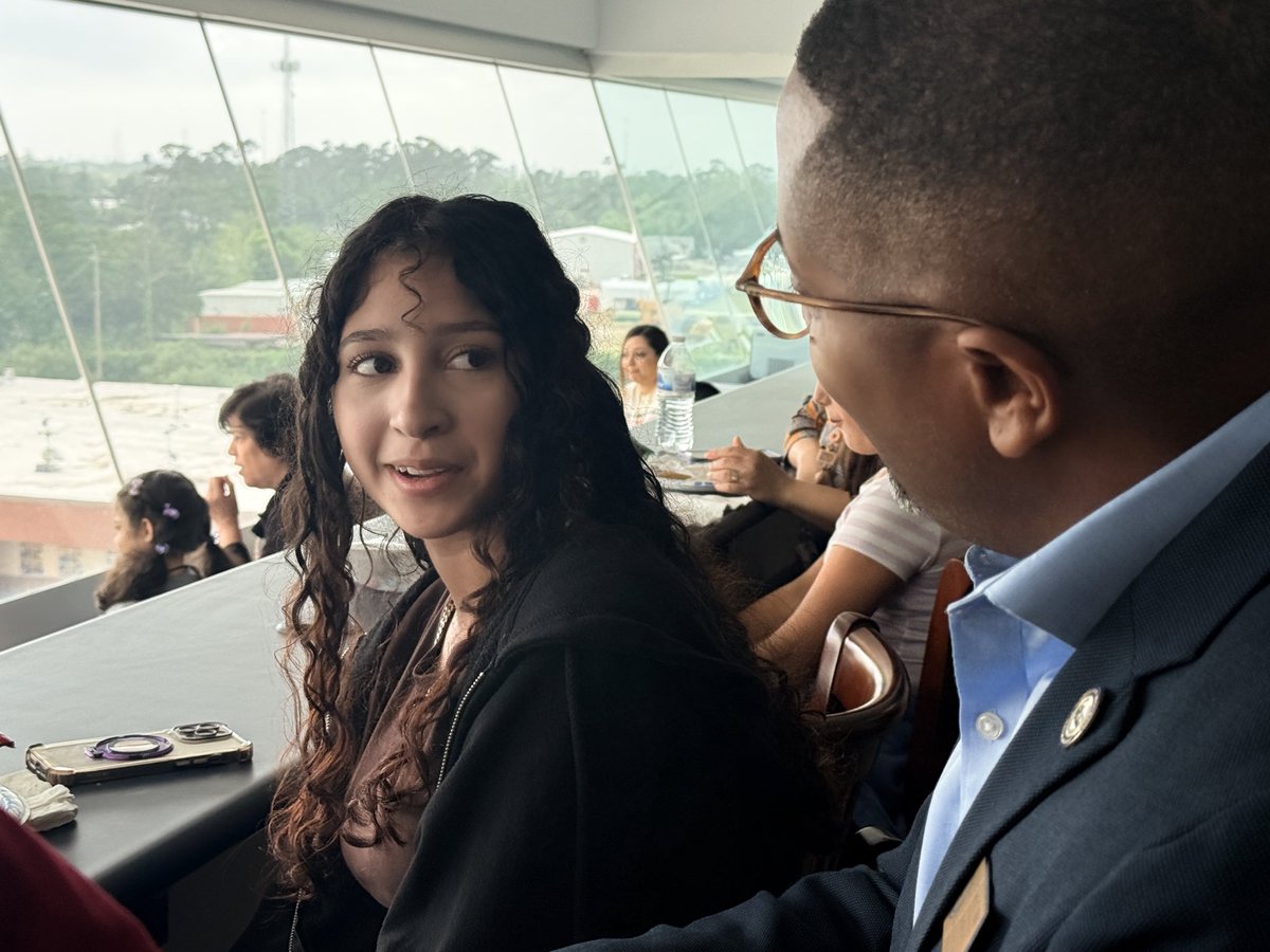 ChannelviewISD's tweet image. 🌟 Student of the Month Luncheon! 
Our Superintendent @tchill_ had a great time chatting with these amazing students, hearing what they love about school and even getting some great feedback. 
The future is bright! 👏✨ #ChannelviewProud