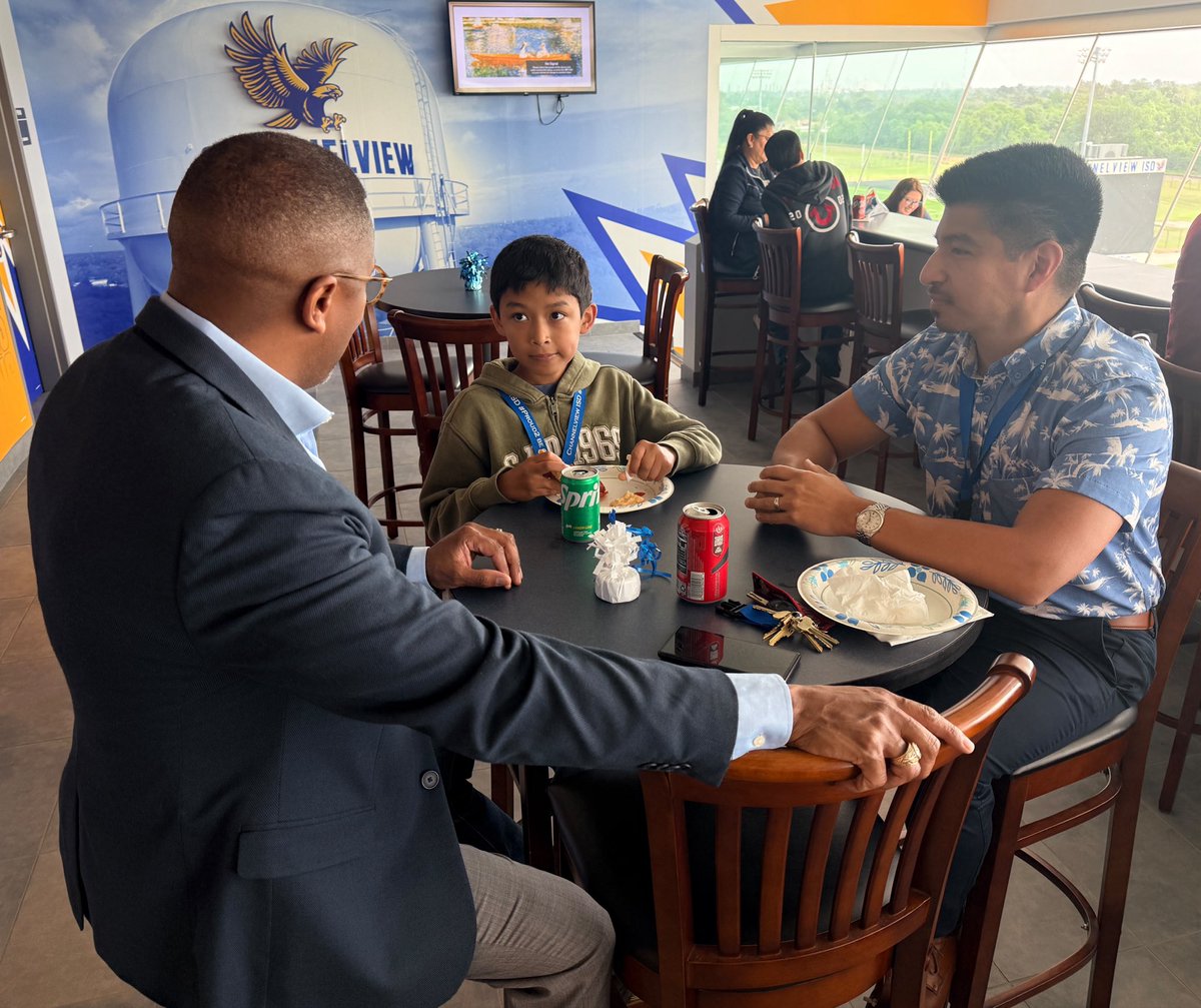 ChannelviewISD's tweet image. 🌟 Student of the Month Luncheon! 
Our Superintendent @tchill_ had a great time chatting with these amazing students, hearing what they love about school and even getting some great feedback. 
The future is bright! 👏✨ #ChannelviewProud