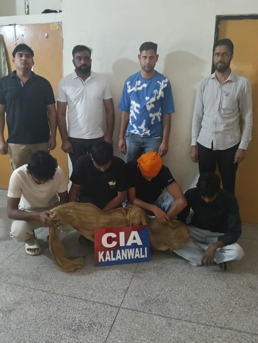 DabwaliPro16757's tweet image. पुलिस अधीक्षक डबवाली जसलीन कौर के नेतृत्व में सीआईए स्टाफ कालांवाली की बड़ी कार्रवाई 🚨
1.485 किलो हेरोइन मामले में 4 और तस्कर गिरफ्तार, अब तक कुल 7 आरोपी काबू।
एक और कार बरामद।
डबवाली पुलिस का नशा तस्करी के खिलाफ अभियान जारी।

#DabwaliPolice #DrugFreeIndia #CrimeControl