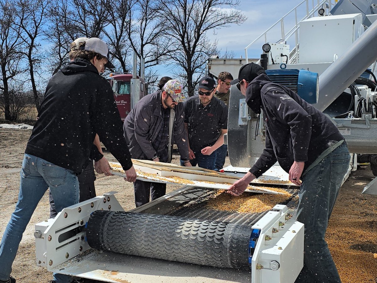 schnellind's tweet image. When everyone works together with a smile on their face… work feels lighter and success becomes a shared experience. 
#ProductTesting
#TeamEffort
#schnellindustries 
#SchnellTLX
#transloader