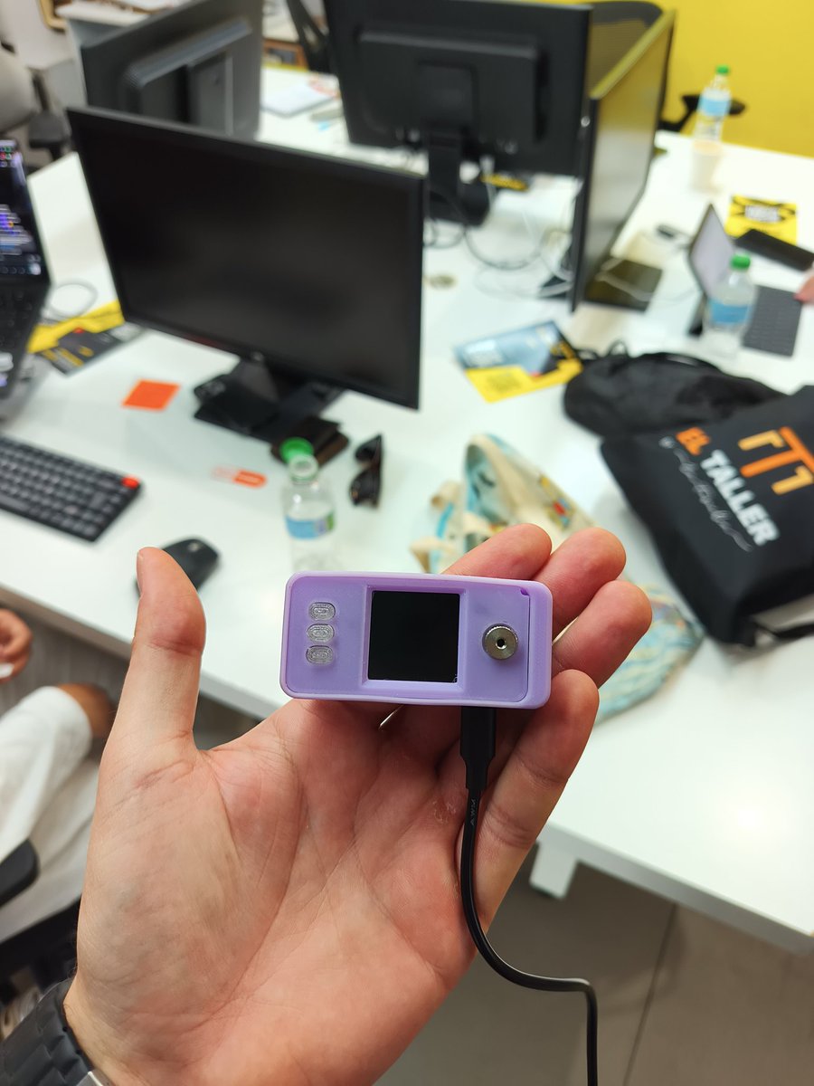 Man, going to $SOL events like El Taller from/<a href="/LaFamilia_so/">La Familia</a> really shows you how amazing the 🇪🇸 community is developing stuff in crypto 

Proud of you guys

(Pic-This is a HW wallet design btw)