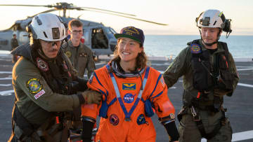 ما حكاية القبعات التي ارتداها رواد مهمّة "أرتميس 2" لدى عودتهم للأرض؟ 