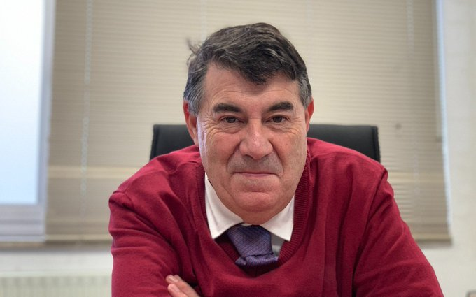 ✒️| "Al estado no le gusta la familia, porque la familia es una fuente de resistencia contra el poder político. Las personas aún son más leales a su familia que al estado, y por eso al estado no le gusta que esas lealtades existan."

- Miguel Anxo Bastos