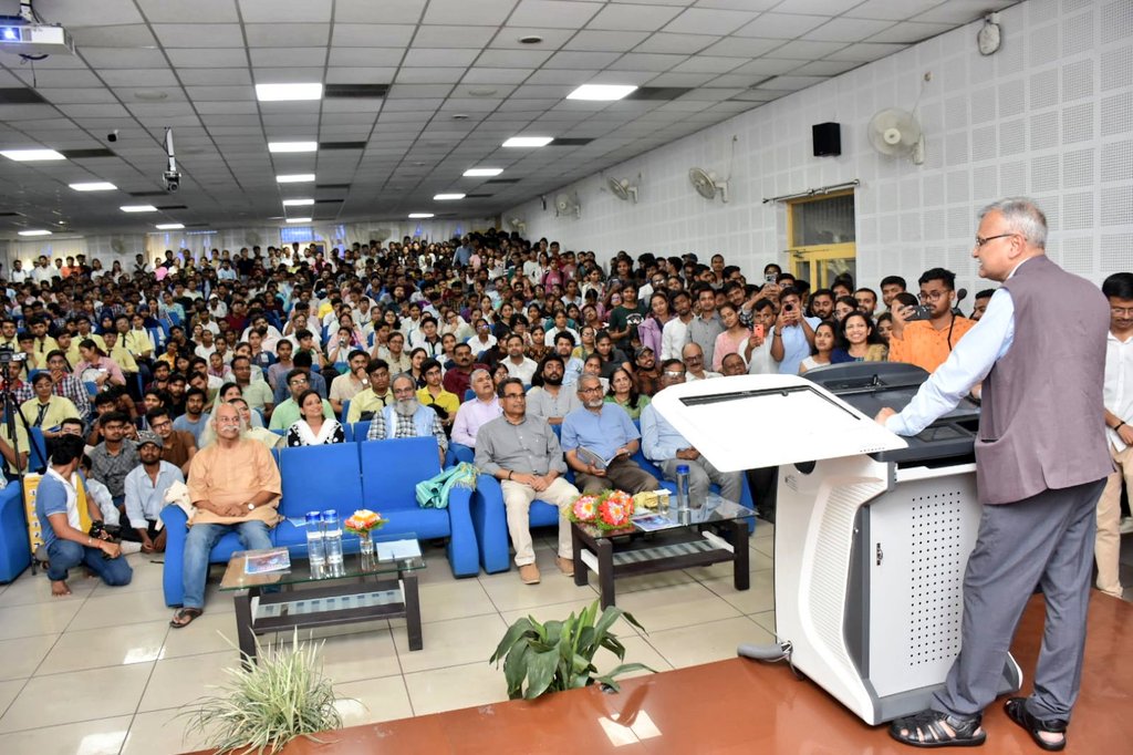 DeanScienceBHU's tweet photo. देश के प्रख्यात भौतिक विज्ञानी, @IITKanpur के एमेरिटस प्रोफेसर व 'कॉन्सेप्ट्स ऑफ फिजिक्स' के रचयिता पद्मश्री डॉ. एच.सी. वर्मा तथा माननीय कुलपति व अन्य गणमान्य अतिथियों के कर-कमलों द्वारा
काशी हिन्दू विश्वविद्यालय की विज्ञान पत्रिका 'अचिंत्य 5.0: महिला विशेषांक' का लोकार्पण किया। https://t.co/CjG4b2XPtl
