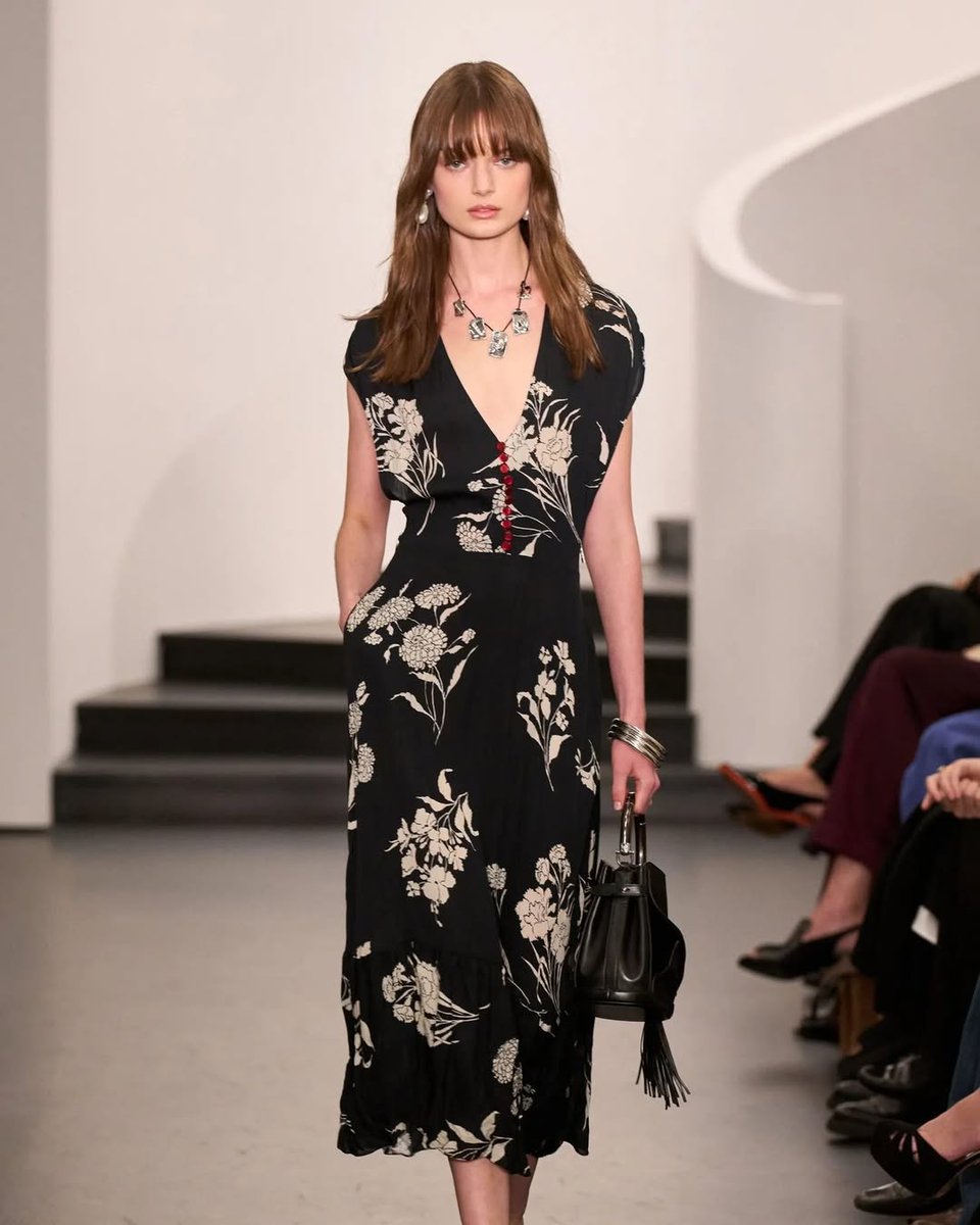 RevistaEliteqr's tweet image. Los vestidos de flores se reinventan y definen la Primavera-Verano 2026 con frescura, volumen y movimiento. 🌸✨
El clásico que siempre vuelve… más poderoso que nunca. ¿Lo llevarías?

#FashionTrends #PrimaveraVerano2026 #LuxuryStyle #Moda 

revistaelitemx.com/vestidos-de-fl…