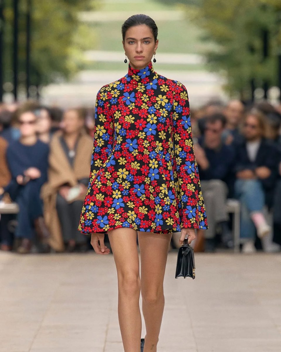RevistaEliteqr's tweet image. Los vestidos de flores se reinventan y definen la Primavera-Verano 2026 con frescura, volumen y movimiento. 🌸✨
El clásico que siempre vuelve… más poderoso que nunca. ¿Lo llevarías?

#FashionTrends #PrimaveraVerano2026 #LuxuryStyle #Moda 

revistaelitemx.com/vestidos-de-fl…