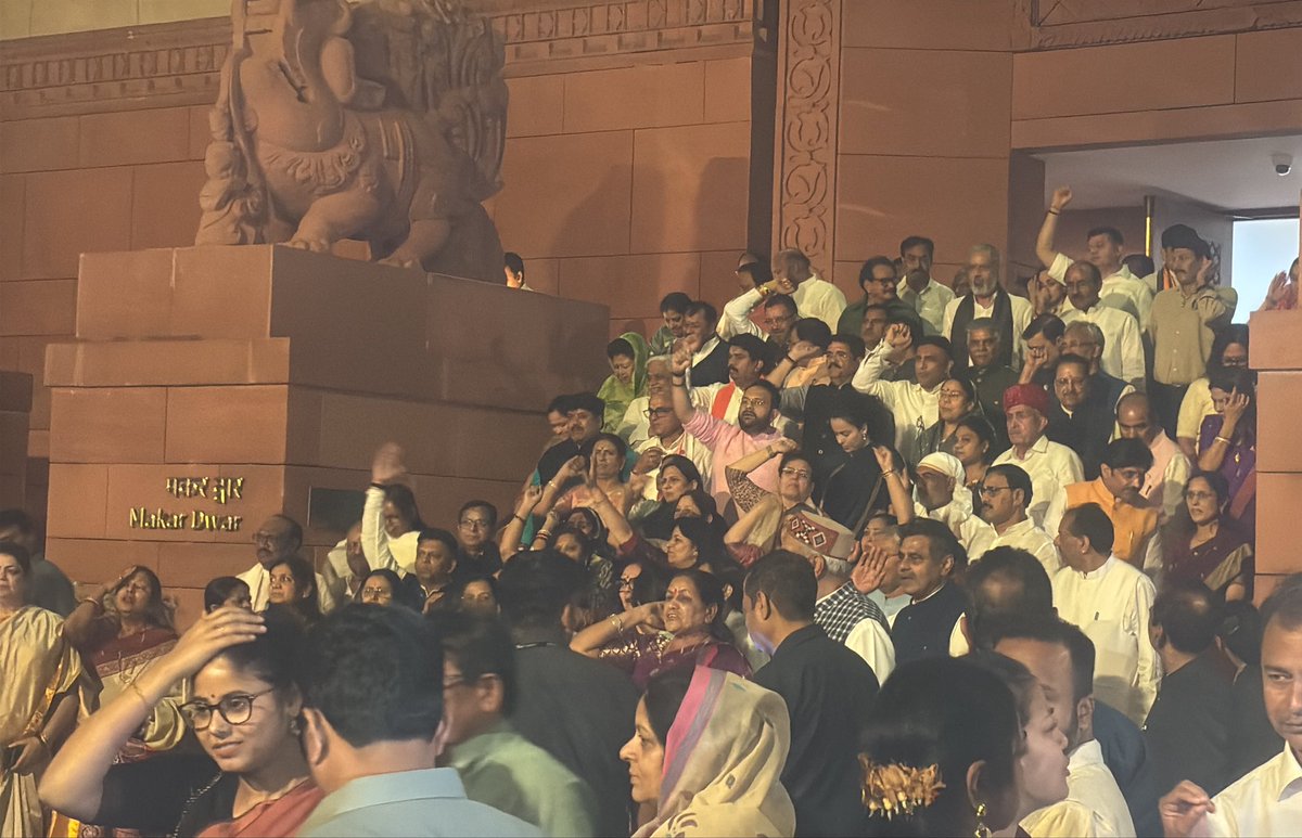 mausamii2u's tweet image. Busy with Breaking news we have to get #ROA out tomorrow!  Sorry for this but we promise to get u the pulse of the entire poltical drama #Parliament #Session @aajtakradio @AishPaliwal  @Scribe_Rahul @tweets_amit @Piyush_mi