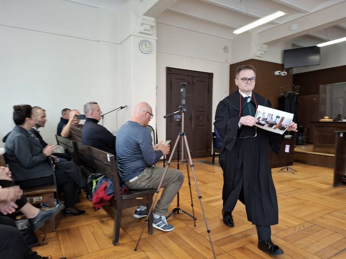 W polskim sądzie doszło do głośnej i kontrowersyjnej sytuacji podczas rozprawy, w której adwokat Rafał Rogalski złożył wniosek o wyłączenie sędziego Mariusza Ulmana.

Mecenas Rogalski w swoim wystąpieniu zarzucił sędziemu jaskrawy filosemityzm i filoukrainizm, argumentując, że