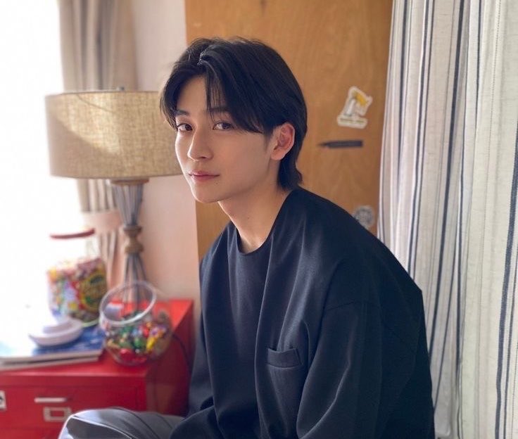 They flat ironed the fuck outta fumiya’s hair for the isagi role 😭