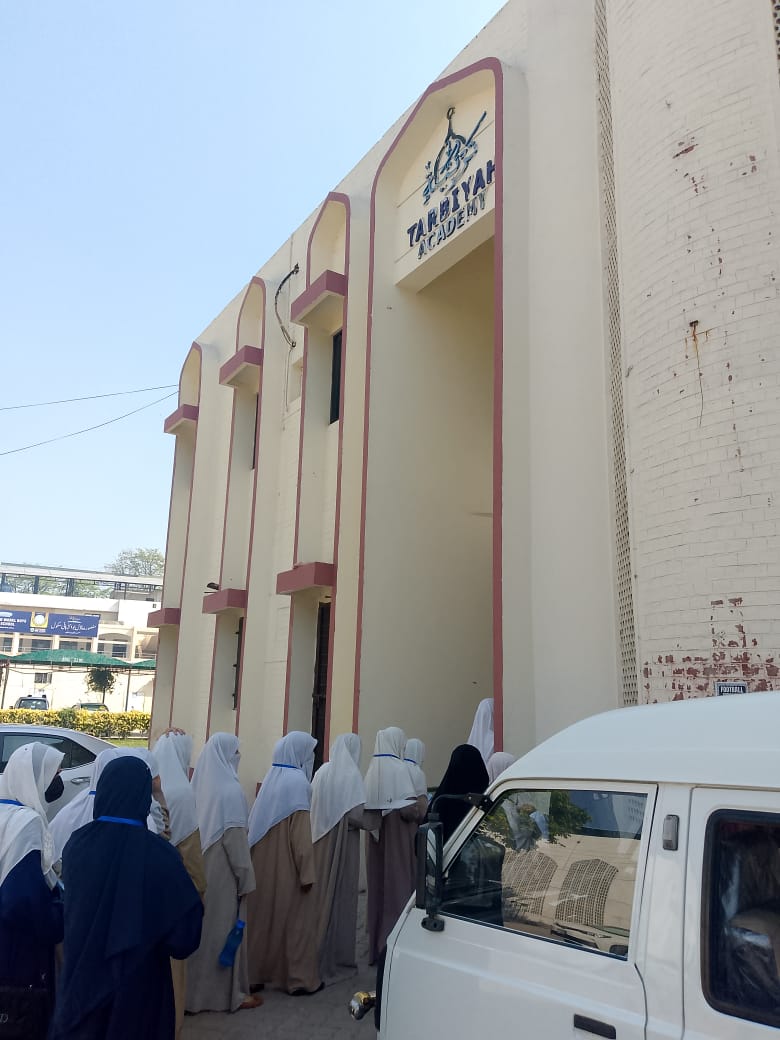 mohsanat21's tweet image. جامعات المحصنات پاکستان کے زیرِ اہتمام اس سال کی فارغ التحصیل عالمیات کے لیے منعقدہ چار روزہ لیڈرشپ کیمپ 2026 میں ادارہ معارف الاسلامی میں مطالعاتی دورہ۔ 

#LeadershipCamp2026 
#personalitydevelopment 
#workshop 
#jamiaat_ul_mohsanat_pakistan