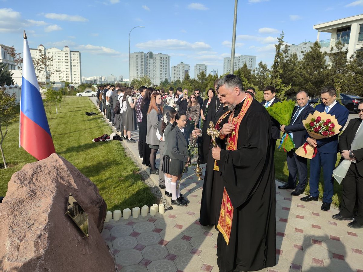 rusemb_tm's tweet photo. 17 апреля в Ашхабаде на «Аллее памяти» состоялся траурный митинг с участием Посла И.К.Волынкина в преддверии Дня геноцида советского народа в годы Великой Отечественной войны.

Собравшиеся возложили цветы и почтили память миллионов погибших соотечественников минутой молчания. https://t.co/oCqHXM8eMB