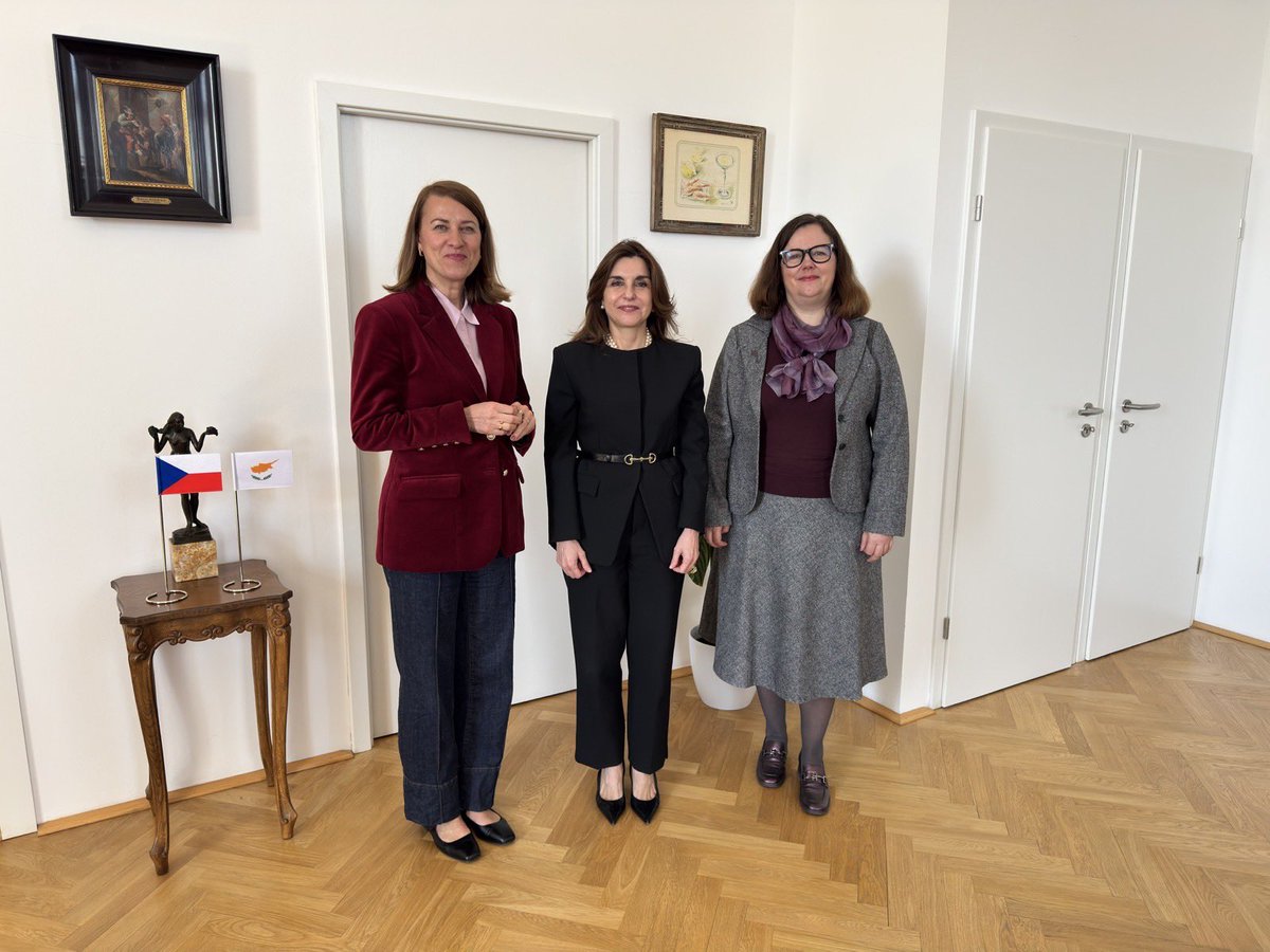 CZSecStateEU's tweet photo. Před neformální Evropskou radou 🇪🇺 v Nikósii, zaměřenou na geopolitické výzvy, příští víceletý finanční rámec a jižní sousedství EU, se dnes vedoucí @strakovka 🇨🇿 Tünde Bartha a poradkyně Milena Hrdinková setkaly s velvyslankyní Kyperské republiky Aliki Pascali. 🇨🇾 https://t.co/WshsrHRQJA
