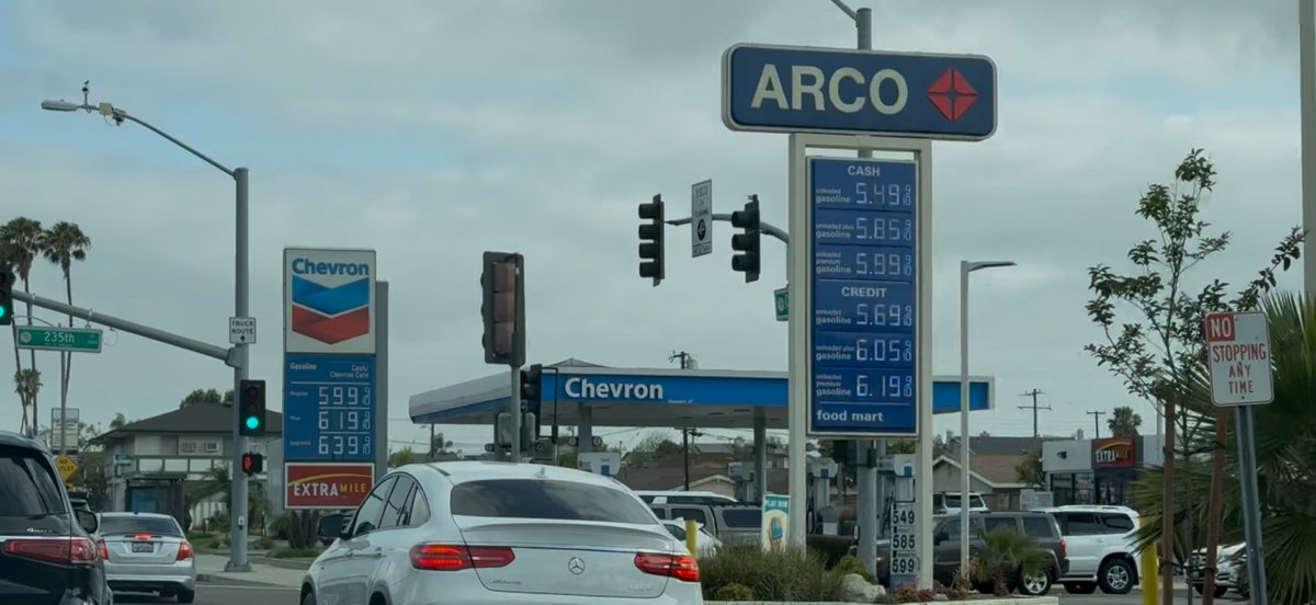 ahoahohiro's tweet image. 今週の米国ガソリン価格 #week4

南カリフォルニアのARCO定点観測。
Regular Cashは $5.49/gal。

4週推移：
$5.39 → $5.59 → $5.59 → $5.49

先週までの上昇ムードが少し変わり、山を越えて下がり始めた感じです。

まだまだ高い水準ではありますが、少しずつ変化が出てきています。