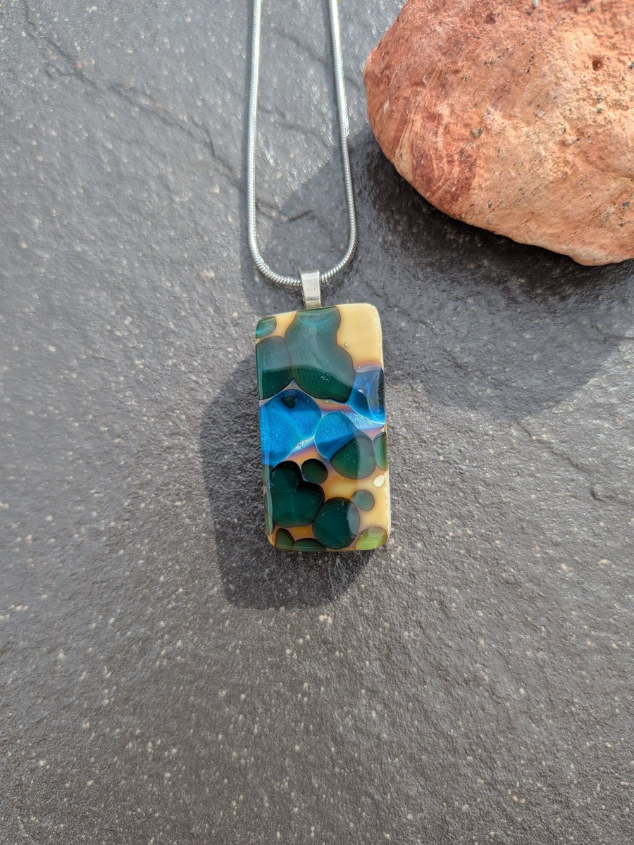 Samphireglass's tweet image. Stunning new unique reactive glass necklace. Lovely blue and green pools set in French vanilla glass. A beautiful handcrafted pendant. A stunning gift idea. 

#handcrafted #jewellery #etsy

samphireglass.etsy.com/listing/448978…