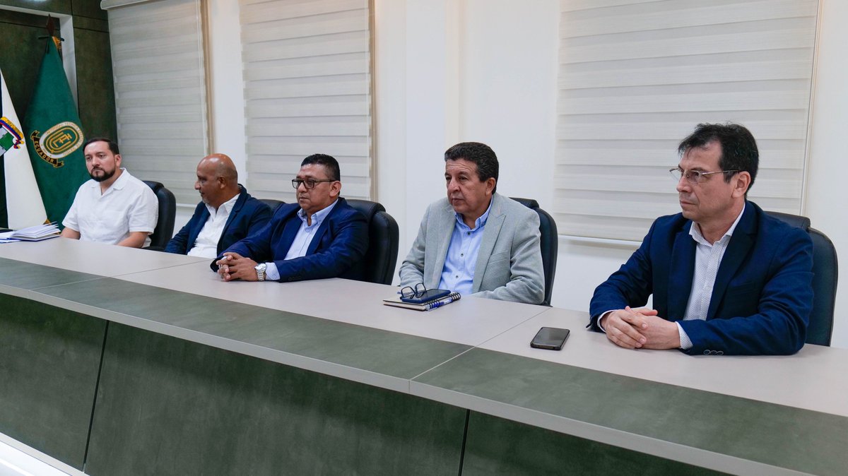 UNIR_Ecuador's tweet photo. 🤝| Continuamos fortaleciendo vínculos con nuestros aliados estratégicos. En la Universidad Estatal de Quevedo, el Dr. @HerreraGomez66 y el MSc.@jorgeloayza25, representantes de @UNIRuniversidad en Ecuador🇪🇨, mantuvieron una reunión de trabajo con el Dr. Eduardo Díaz Ocampo, vicerrector académico de @utequevedo; y autoridades académicas, con el objetivo de reactivar iniciativas conjuntas.

Durante el encuentro se definieron líneas de acción orientadas a la formación continua de #docentes y administrativos, incentivos para #maestrías de actualización profesional y el impulso de programas de movilidad estudiantil.

🤝 Alianzas que fortalecen la calidad y la proyección internacional de la #EducaciónSuperior.