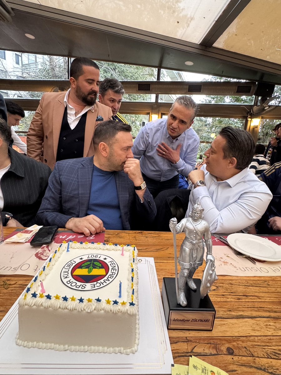 emrahtunay1907's tweet photo. Çaykur Rizespor maçımız öncesinde, eski yöneticilerimizden İsfendiyar Zülfikari’nin yeni yaşını dostlarımızla birlikte kutladık. 💛💙 https://t.co/VxCnWdFw69