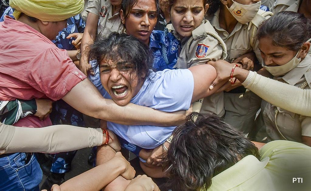 याद है ये फोटो कैसे बीजेपी अपने एक सांसद को बचाने के लिए महिला पहलवानों का सम्मान कर रही थी।