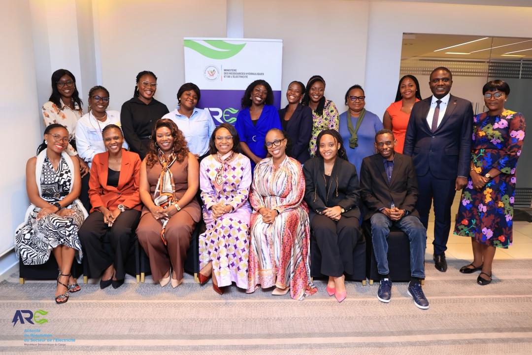 AREDRC1's tweet image. Le 16 avril 2026, la DG de l’@AREDRC1, Mme @SORAZIZ, a échangé avec de futures ingénieures de l’UNIKIN.

Objectif : rapprocher la régulation des jeunes talents féminins et promouvoir les carrières STEM dans le secteur de l’électricité en RDC.

Une dynamique pour préparer la