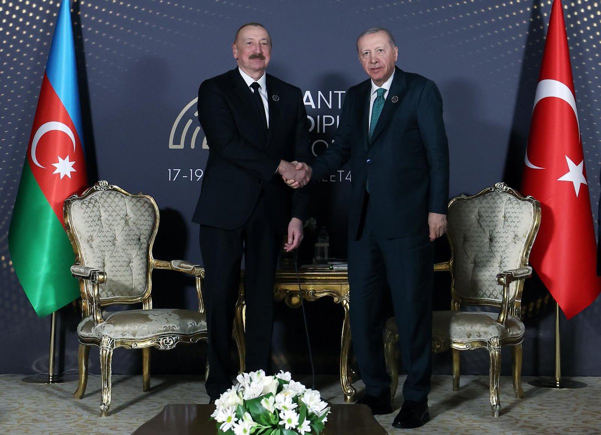 Cumhurbaşkanımız Sayın Recep Tayyip Erdoğan, Antalya Diplomasi Forumu (#ADF2026) için Türkiye’de bulunan Azerbaycan Cumhurbaşkanı İlham Aliyev ile bir görüşme gerçekleştirdi.

Liderler, Türkiye-Azerbaycan ikili ilişkileri, bölgesel ve küresel konuları ele aldı.

Cumhurbaşkanımız,