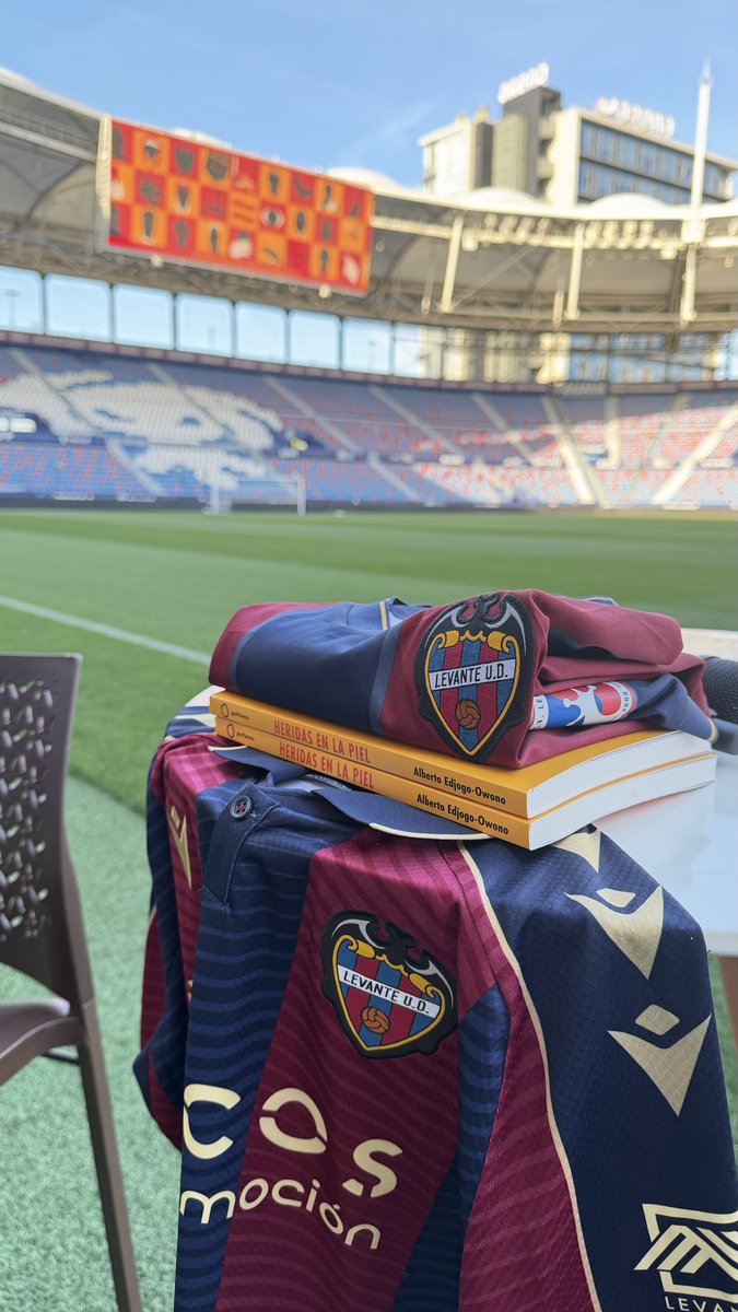 LevanteUD's tweet photo. El Ciutat de València acoge la presentación de “Heridas en la piel” de @albertoowono con @grangandhi Fútbol, racismo e identidad. https://t.co/PNqQaoFuQU