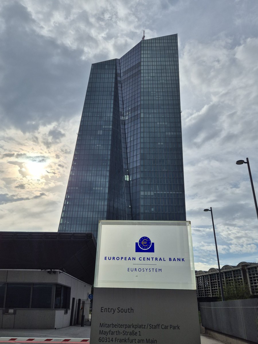 GeorgesClounaud's tweet image. Voulant voir le mal de près, je me suis rapproché aujourd'huit du cœur du Mordor et de la forteresse de Barad-dûr...  1/3
#BCE
#Francfort