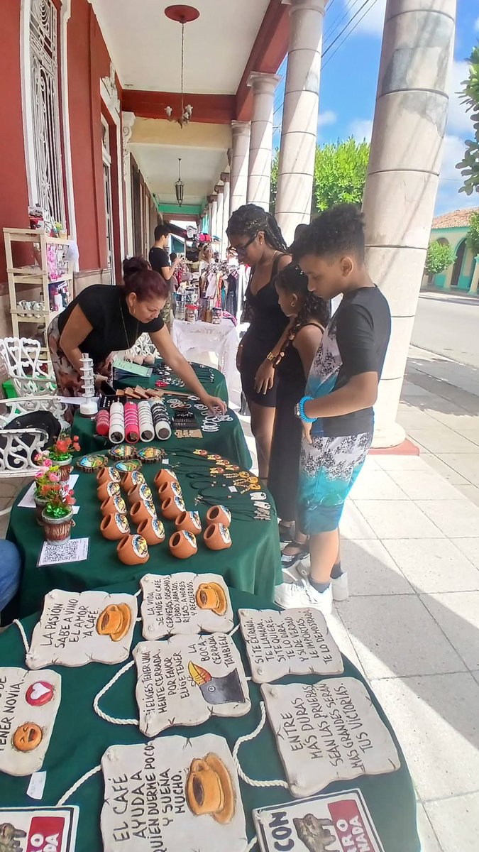 🎨✨ Un rincón de tradición y creatividad en Camagüey

Los portales del Fondo Cubano de Bienes Culturales se visten de arte, color y memoria popular con la Feria El Trompo. Un espacio donde confluyen manos creadoras, piezas únicas y el espíritu de lo hecho con esmero.