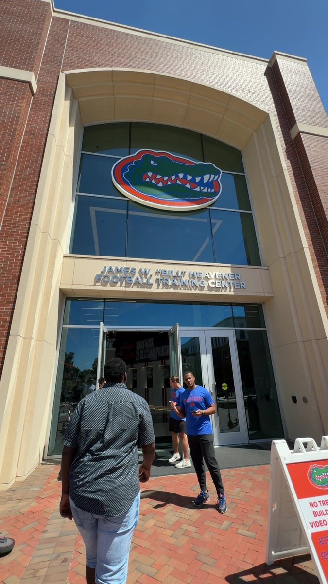 DerekGrater73's tweet photo. Super grateful for the visit at the university of Florida! Facilities and the stadium were amazing! @PrepRedzoneMN @LOScrimmage @GatorsFB https://t.co/9AwmccKFpc