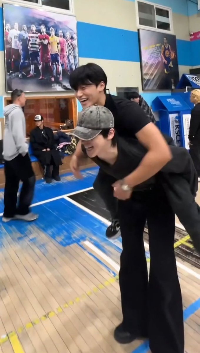 noor loves 우산 ⋆⭒˚.⋆ tweet media