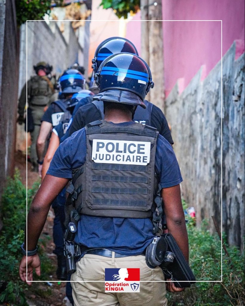 Prefet976's tweet image. ⚡ À Mayotte, l’action de l’État s’inscrit dans un véritable choc de sécurité : une réponse ferme, visible et déterminée contre toutes les formes de violence.
📢 Aucun territoire ne sera abandonné. Aucun acte ne restera impuni.

🛡️ #KingiaMayotte #Étatquiprotège