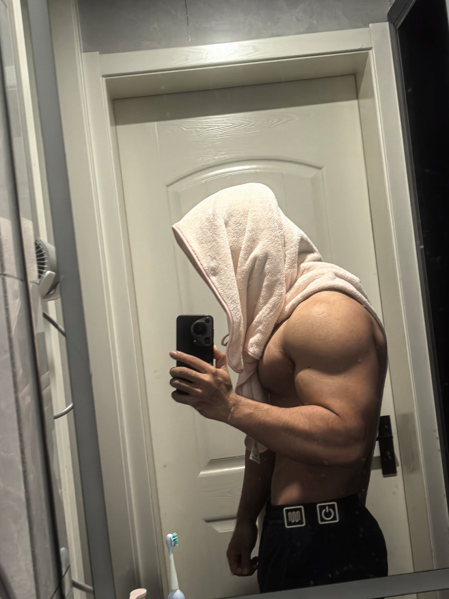 因为胸肌太大不得不穿bra tweet media