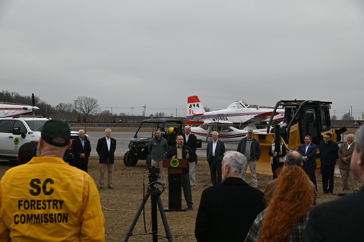 DauntlessAir's tweet image. This year in South Carolina, we’re building on a productive 2025 season that saw Dauntless #FireBosses drop 315K+ gallons of water over 17 #wildfires. We’re proud of the impact, but it's just one component of the broader wildfire response system led by @SCForestryComm. 🧵 (1/3)