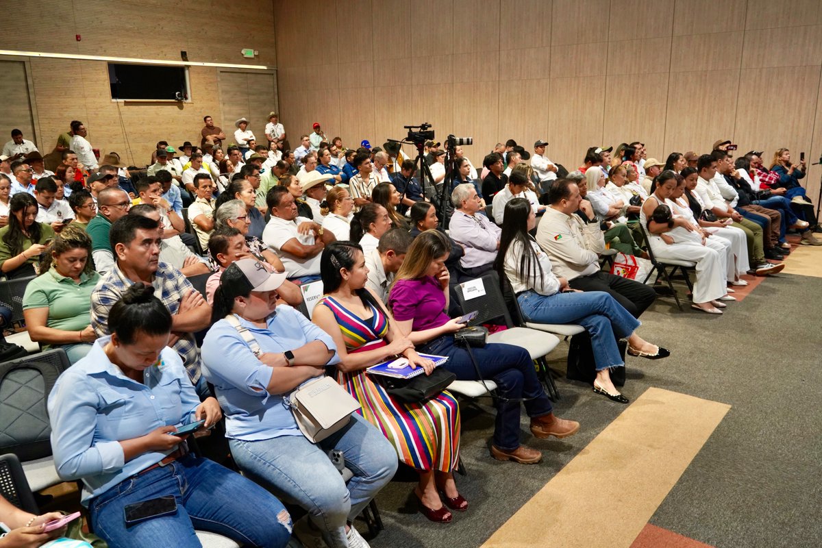 MinAgricultura's tweet image. #AEstaHora 🔴 | Desde Yopal (#Casanare) ☀️ ¡la #RevoluciónPorLaVida reafirma su compromiso con el desarrollo del potencial agropecuario de los Llanos Orientales! 

El viceministro de Desarrollo Rural, @Joseluenlaselva, participa en la primera sesión ordinaria del Consejo