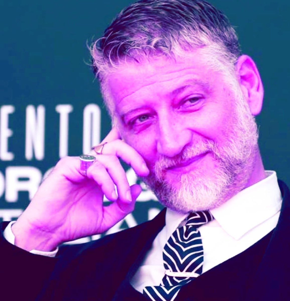 Un fantoccio che è in conflitto di interessi, palesemente incapace e poco furbo, come il ministro giuli è difficile trovarne. Voleva ridare l'identità all'Italia e il risultato è zero film a Berlino e zero a Cannes( record del dopoguerra) situazione delle esposizioni pietosa,