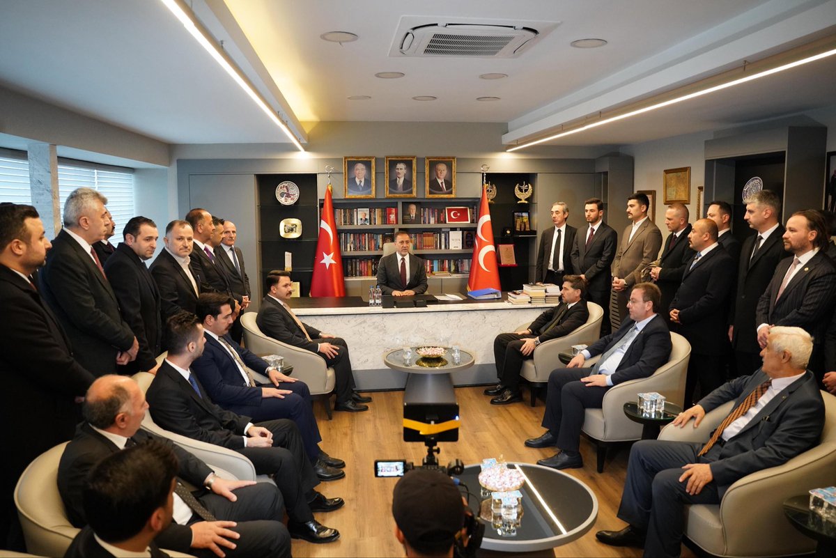 _MHPistanbul_'s tweet photo. İl Başkanımız Sn. Volkan Yılmaz, İl Başkanlığı binamızda teşkilat mensuplarımızla bir araya geldi. 

Sayın İl Başkanımız, yoğun katılımın olduğu buluşmada coşku ve sevinçle karşılandı. https://t.co/aO40Sfxpmq