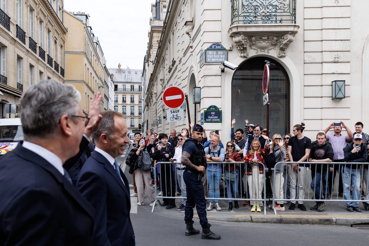 Keir Starmer being welcomed in Paris today. Our PM is highly respected on the world stage. 🇫🇷