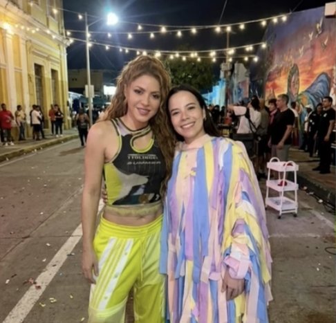 sweetycary's tweet image. Shakira durante la grabación del vídeo Algo Tú en Barranquilla ❤️💛💚 #shakira