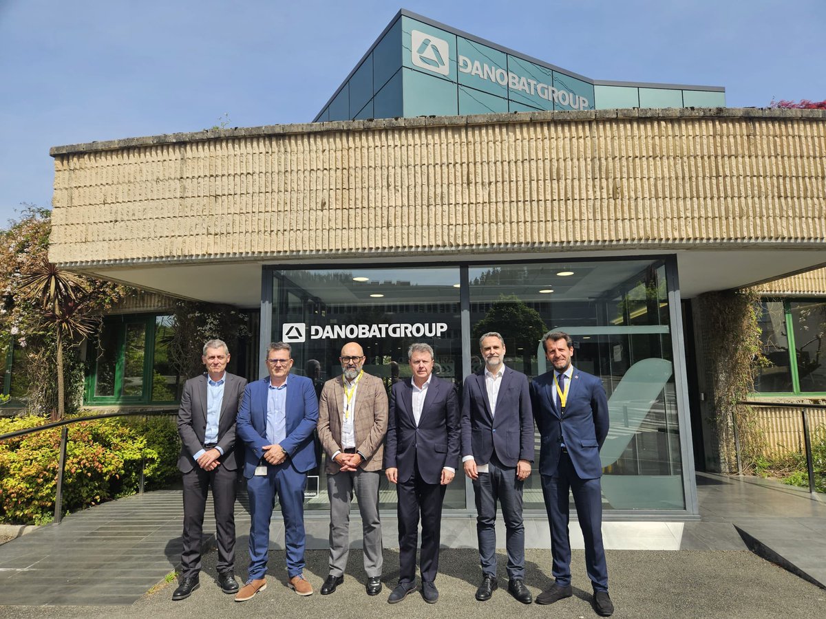transportesgob's tweet photo. El secretario de Estado, @jasantano, ha visitado hoy las instalaciones de varias empresas del Grupo Mondragón, líderes en innovación y excelencia tecnológica en el sector ferroviario. https://t.co/H0FOlbM9lg