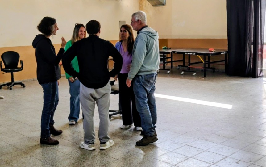 LauraGarciavaz's tweet photo. Estuvimos en el bellísimo distrito de
#Tornquist comenzando en #VillaVentana en la escuela secundaria 5, un encuentro con sus alumnas, alumnos, directivos y docentes. El testimonio permite a través de la #Memoria construir futuro. https://t.co/W9j4vKfbf5