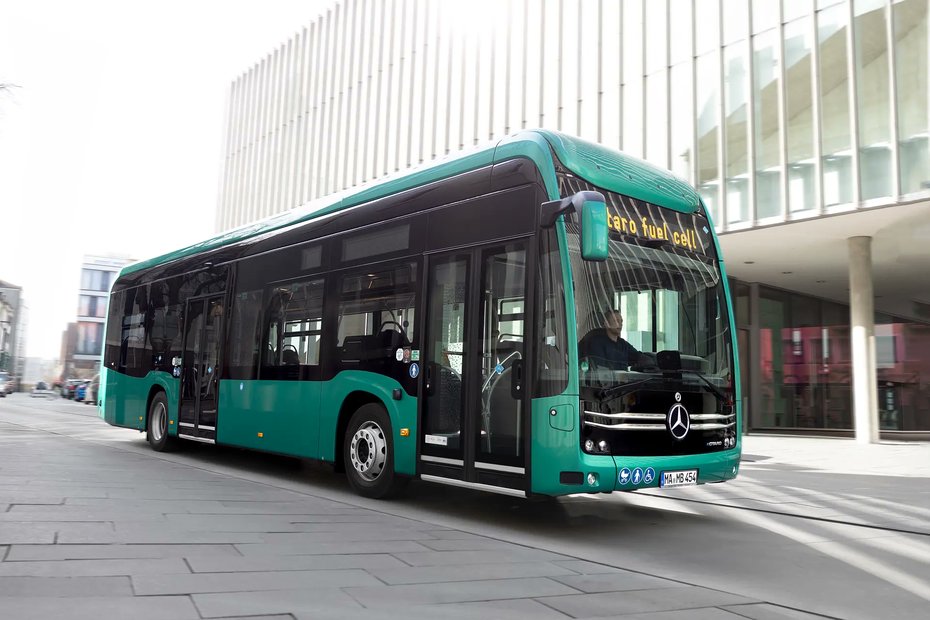 fuelcellsworks's tweet image. .@MercedesBenz eCitaro #fuelcell wins “Electric Fuel Cell Bus Champion 2026” in the Omnibusspiegel test—hat trick for @DaimlerTruckBus. Proven range and real-world performance set it apart. 

#HydrogenNow #ElectricBus

fcw.sh/GE0H4O
