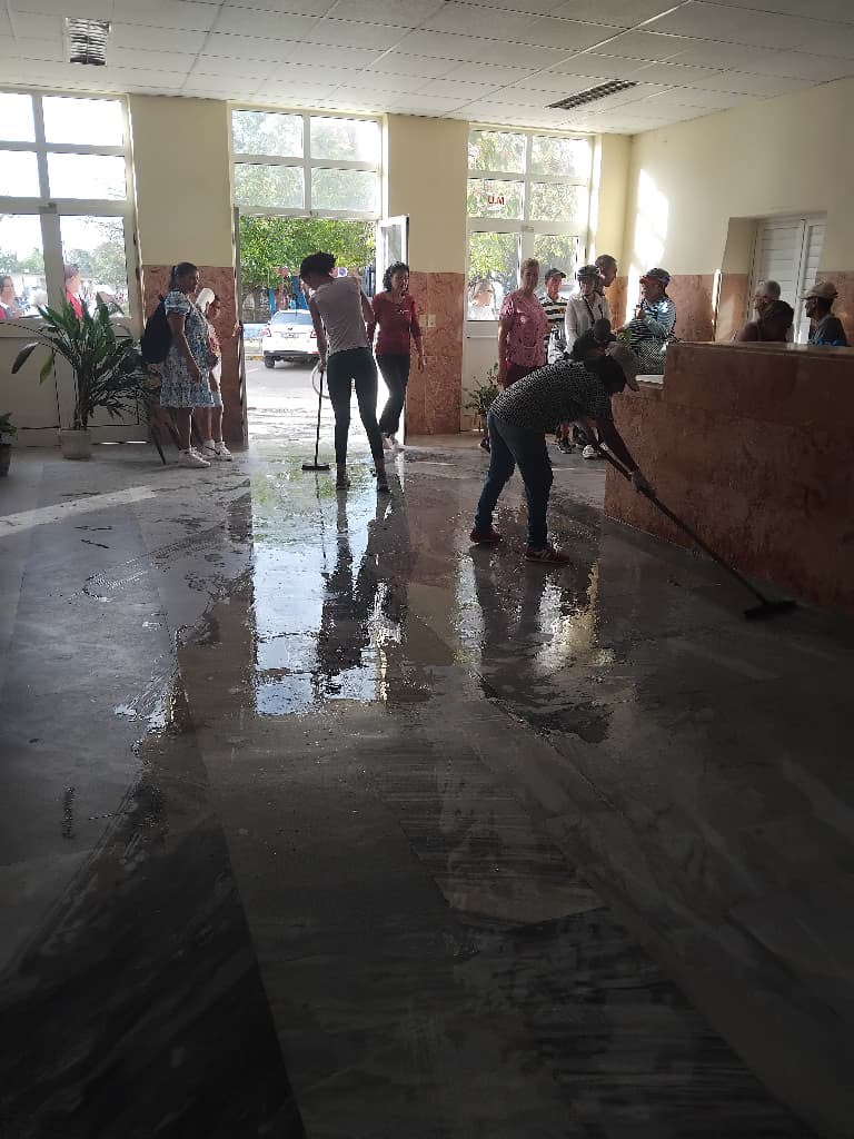 Se realiza limpieza en colaboración de higiene en el Hospital General Docente Héroes del Baire por los estudiantes y profesores de la FCMIJ. No importa que estemos de semana de receso escolar hay que seguir adelante cumpliendo con nuestra actividades.