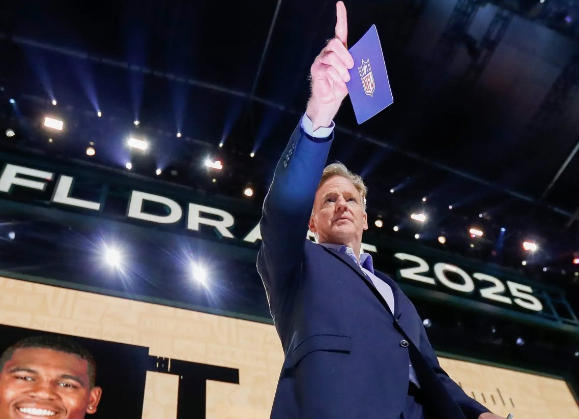 FDuffyNFL's tweet image. My 7-round Mock Draft is up!!

↕️ 6 trades in the first round, including 3 in the top 10

Let's have some fun before my final mock next week #NFLDraft 

allphly.com/fran-duffy-sev…