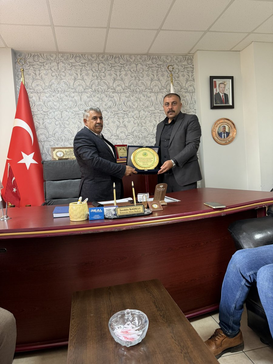 Badillider's tweet photo. Şanlıurfa Demirciler Odası Başkanı Akrabamız Sayın İzeddin Badıllı’yı Makamında Ziyaret Edip Görevine Hayırlı Olsun Dileklerimizi İlettik. Derneğimize Vermiş Olduğu Katkılarından Dolayı Kendilerine Plaket Takdim Ettik. Misafirperverleğinden Dolayı Teşekkür ederiz. https://t.co/u6RJkfDCwE