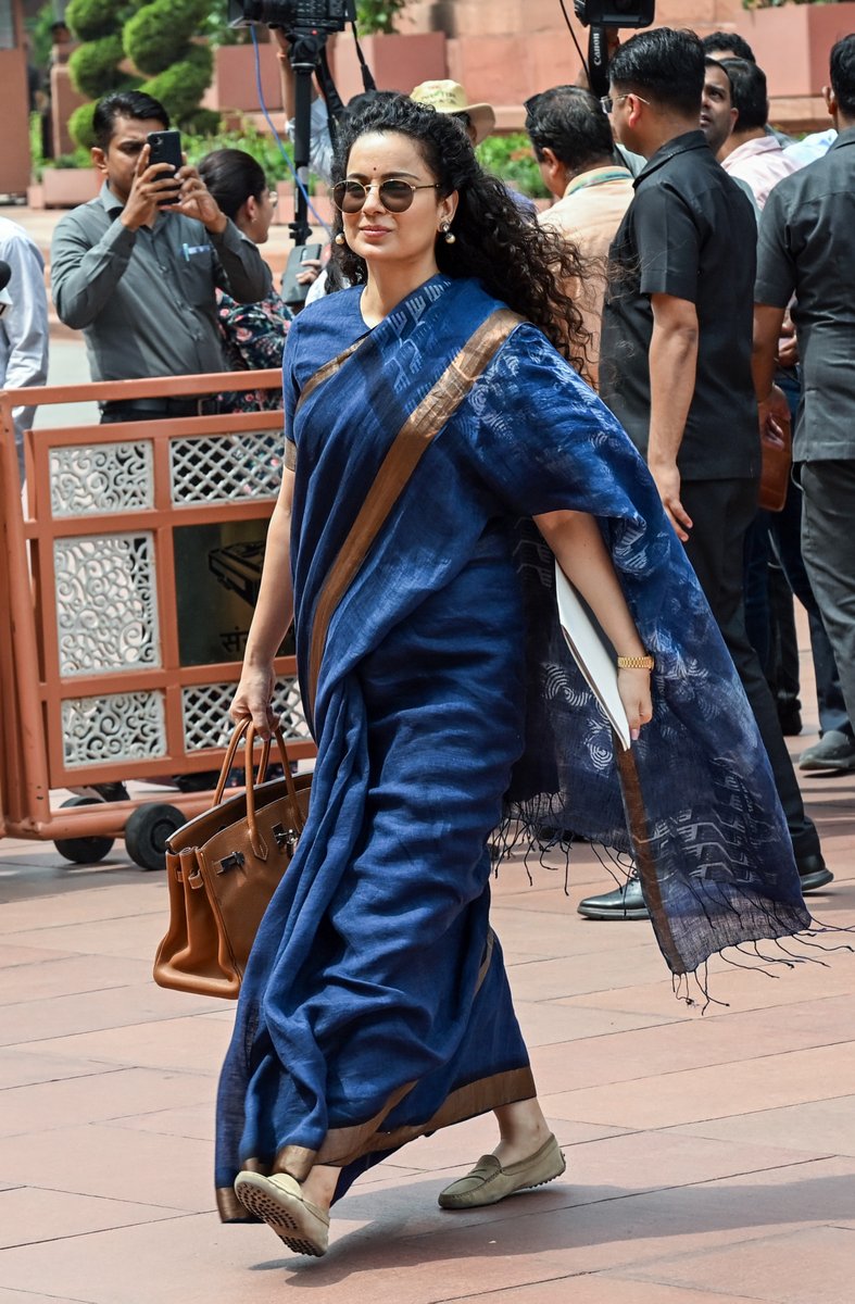 TheDailyJagran's tweet image. #InPics | BJP MP Kangana Ranaut at the Parliament premises on the second day of Parliament’s three-day Special Session, in New Delhi on Friday.

#BJP #MP #KanganaRanaut #NewDelhi #Parliament #SpecialSession