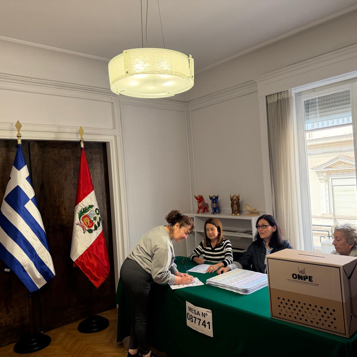 PeruEnGrecia's tweet photo. La Embajada del Perú en Atenas agradece sinceramente a los peruanos que ejercieron su derecho al voto. Destacamos la labor extraordinaria de los miembros de mesa, quienes demostraron dedicación, vocación de servicio y un alto sentido cívico. ¡Gracias por su esfuerzo y ejemplo! https://t.co/sxKGKa11XM