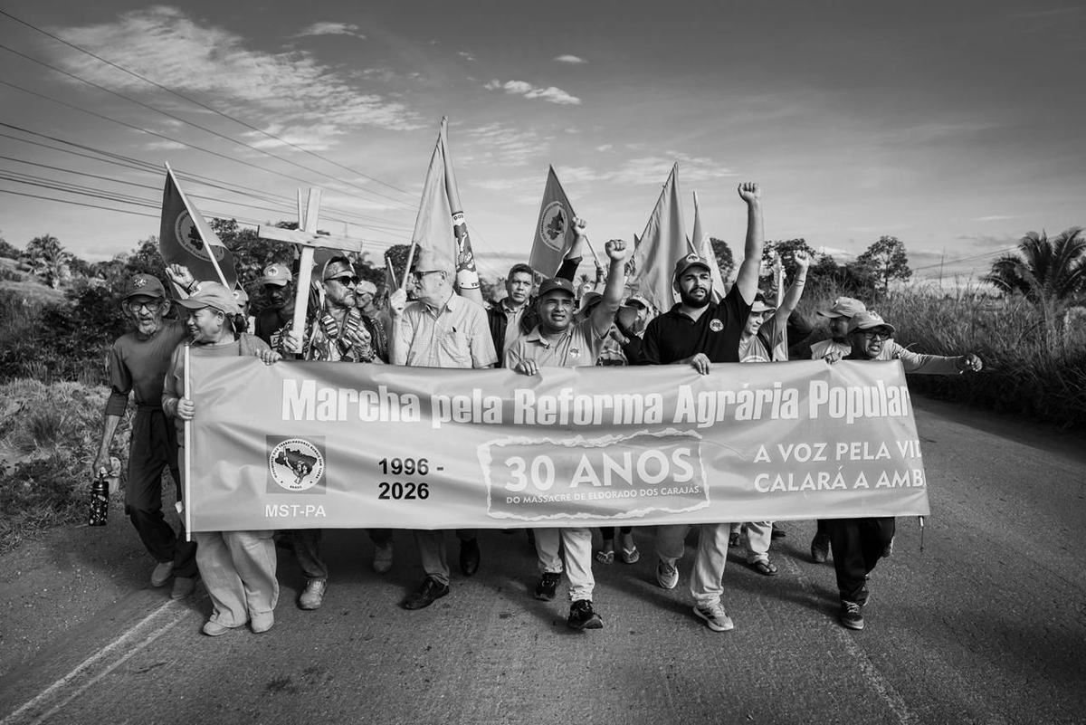 MST_Oficial's tweet photo. 30 anos depois: seguimos em marcha!

🚩Centenas de trabalhadores e trabalhadoras Sem
Terra fecham a rodovia PA-155, no local conhecido como Curva do S, em memória aos 21 Sem Terra brutalmente assassinados em 17 de abril de 1996.

📸 Francisco Proner @franciscoproner https://t.co/QNj8X51QVl
