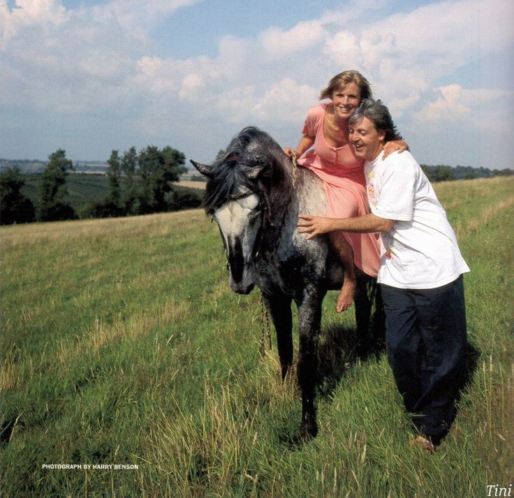 “Se fue rápido, rodeada de sus seres queridos” dijo Paul, “Le dije: ‘estas montada en tu hermoso caballo Appaloosa; es un día de primavera y estamos en el bosque. Hay jacintos floreciendo y el cielo es celeste’. No había llegado al final cuando cerró los ojos y se fue suavemente”