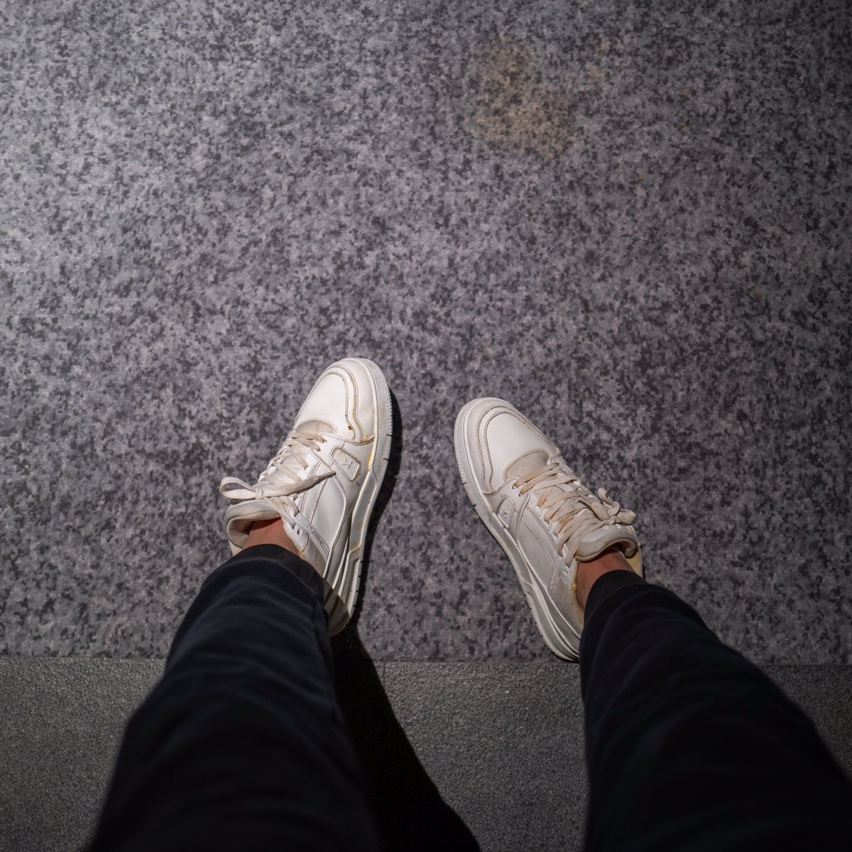 serenex_uk's tweet image. 小白鞋小白袜穿了一整天～

里外都被染黄了呢嘻嘻～

芝士加上汗臭味好重～

#LV #路易威登 #Trainer #小白鞋 #球鞋 #运动鞋 #棉袜 #白袜 #惩罚 #反差 #毁鞋 #玩鞋 #虐鞋 #白富美 #富家女 #羞辱 #羞耻 #WAM #Wet #Messy